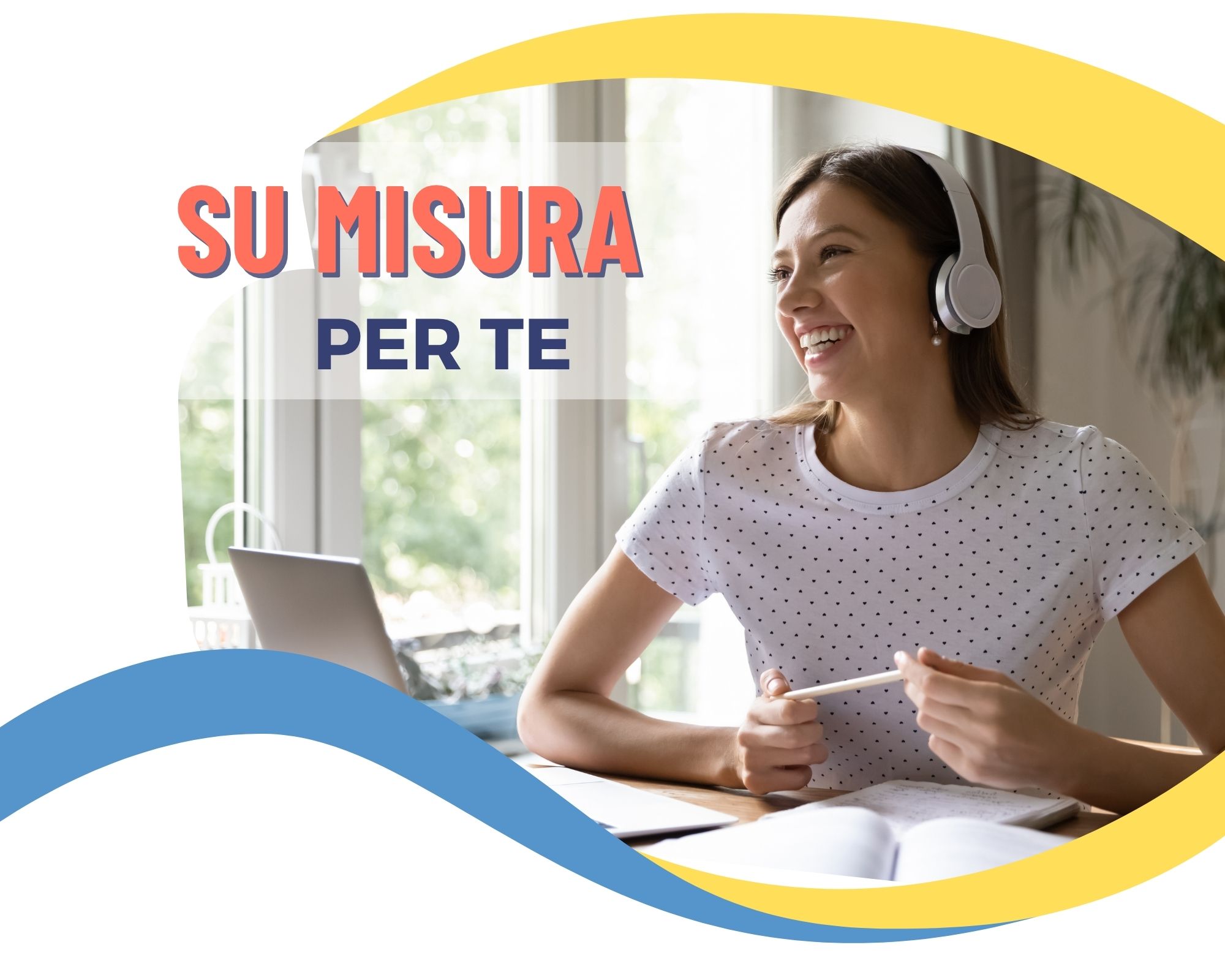 donna felice mentre fa una lezione online.